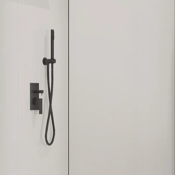 Wetwall Wandpaneel Alloy - 60 x 244 cm, Malibu Grey / Storm Blue - Mattschwarze Duscharmatur mit Handbrause und Schlauch.