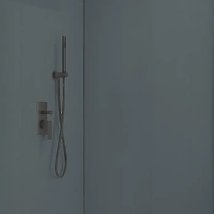 Wetwall Wandpaneel Alloy - 60 x 244 cm, Malibu Grey / Storm Blue - Matter dunkler Duschkopf mit Schlauch und quadratischer Armatur an einer Duschwand.