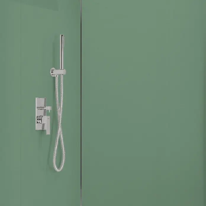 Wetwall Wandpaneel Alloy - 122 x 244 cm, Seafoam Green / Battleship Grey - Chrom-Handbrause und Mischbatterie, wandmontiert.