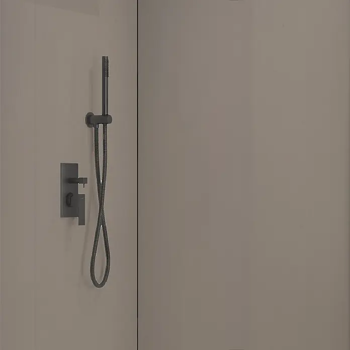 Wetwall Wandpaneel Alloy - 60 x 244 cm, Terra Grey / Seabreeze Green - Matt schwarzes Duschset mit Handbrause, flexiblem Schlauch und Wandmischbatterie.