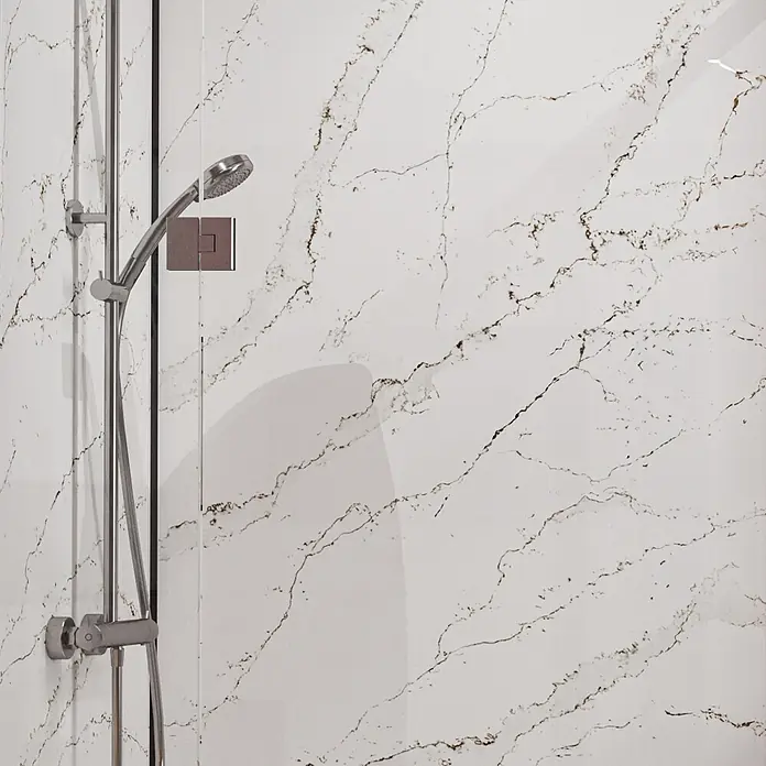 Wetwall Wandpaneel Alloy - 90 x 244 cm, Calacatta Volegno - Verchromtes Handbrauseset mit verstellbarer Stange in einer modernen Duschkabine.