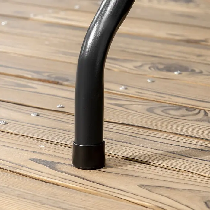Outsunny Gartentisch für 6 Personen - Stahl, HDPE, Rechteckig, Dunkelgrau - Schwarzes gebogenes Möbelbein aus Metall mit schwarzem Kunststofffuß auf Holzterrasse.