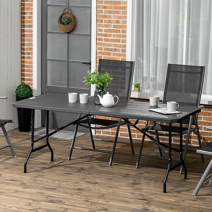 Outsunny Gartentisch für 6 Personen - Stahl, HDPE, Rechteckig, Dunkelgrau - Dunkelgraues klappbares Terrassentisch- und Stühle-Set auf Holzdeck mit Deko.