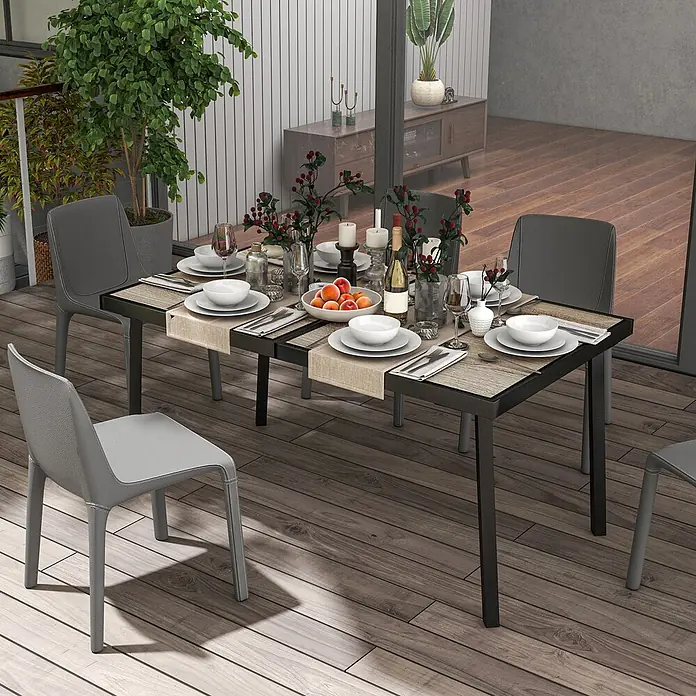 Outsunny Gartentisch für 6 Personen - PSPC-Kunststoff, Stahl, Rechteckig, Grau, Braun - Ein moderner Esstisch mit schwarzem Gestell und hellen Holzeinsätzen, mit grauen Stühlen auf einer Holzterrasse für ein Essen bereit.