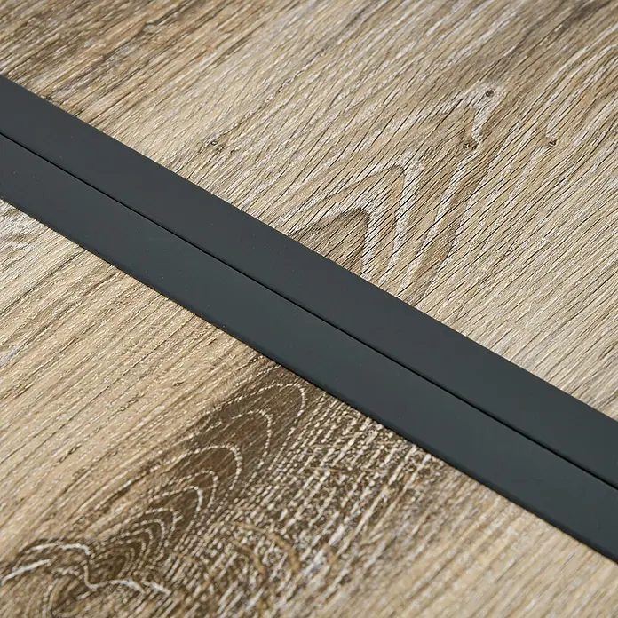 Outsunny Gartentisch für 6 Personen - PSPC-Kunststoff, Stahl, Rechteckig, Grau, Braun - Zwei parallele dunkelgraue Leisten auf einer strukturierten hellbraunen Holzplatte.