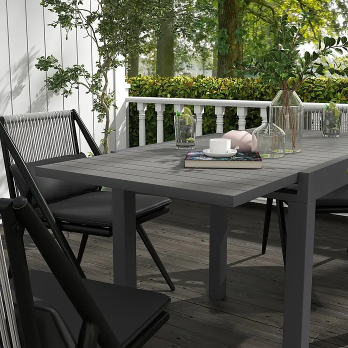 Outsunny Gartentisch - Aluminium, Quadratisch, Grau - Grauer Outdoor-Esstisch und Stühle auf Holzterrasse, gebrauchsfertig.