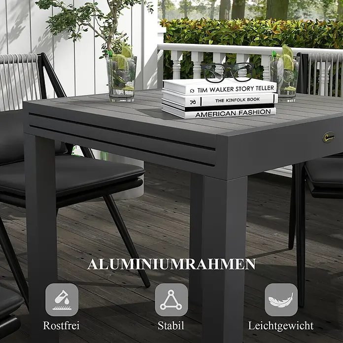 Outsunny Gartentisch - Aluminium, Quadratisch, Grau - Dunkelgraue Aluminium-Esstischgruppe für den Außenbereich mit Stühlen auf einer Terrasse, mit Büchern und Getränken auf dem Tisch.