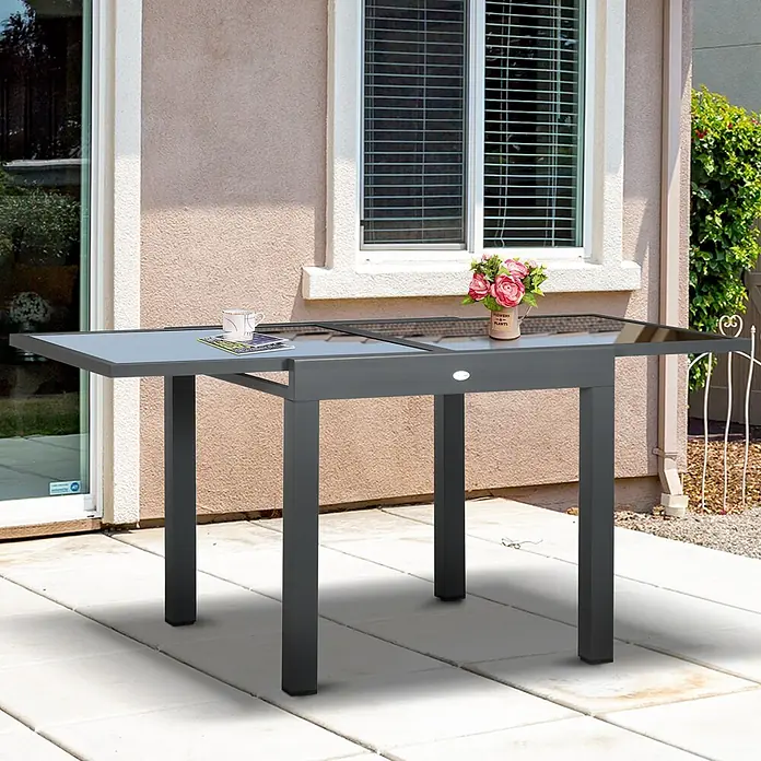 Outsunny Gartentisch - L x B x H: 80 x 80 x 75 cm, Epoxidiertes Metall, Aluminium, gehärtetes Glas, Rechteckig, Schwarz - Dunkelgrauer Gartentisch mit Glasplatte auf einer gepflasterten Terrasse vor einem Haus.