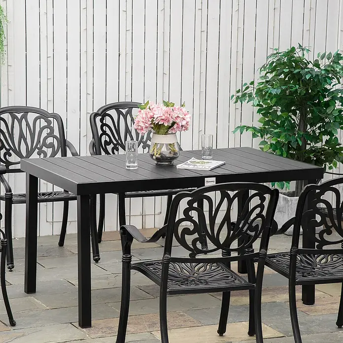 Outsunny Gartentisch - L x B x H: 140 x 90 x 74 cm, Aluminium, Kunststoff, Rechteckig, Schwarz - Schwarze Garten-Essgruppe mit rechteckigem Tisch und vier verzierten Stühlen auf einer Terrasse.