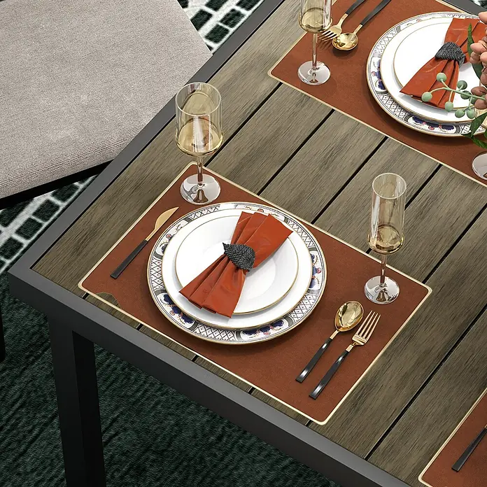 Outsunny Gartentisch für 8 Personen - L x B x H: 190 x 90 x 74 cm, Aluminium, Kunststoff, Rechteckig, Braun, Schwarz - Moderner Esstisch mit Holzplatten und dunklem Metallrahmen, gedeckt mit braunen Platzsets, weiß-goldenen Tellern, goldbeständigem Besteck und Gläsern.