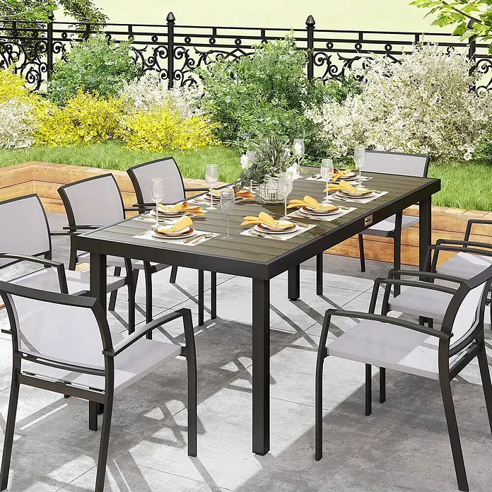 Outsunny Gartentisch für 8 Personen - L x B x H: 190 x 90 x 74 cm, Aluminium, Kunststoff, Rechteckig, Braun, Schwarz - Garten-Essgruppe: dunkler Lattenrosttisch und sechs Stühle mit dunklen Gestellen und hellem Netzgewebe, auf einer Terrasse.