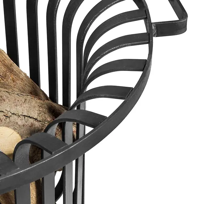 Bene on Fire Holzkohlegrill Tennessee - Schwarz - Schwarzer Kaminholzständer aus Metall, gefüllt mit Holzscheiten.