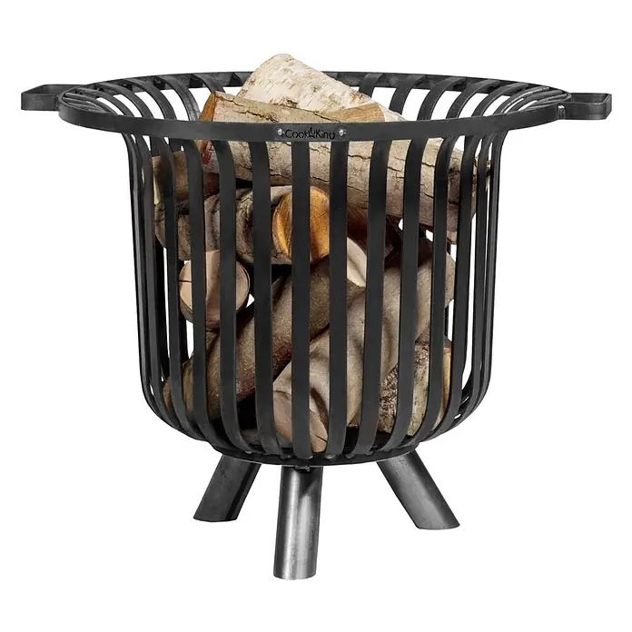Bene on Fire Holzkohlegrill Tennessee - Schwarz - Schwarzer Metall-Feuerkorb von Cook King, mit Holzscheiten gefüllt, auf drei Beinen stehend.