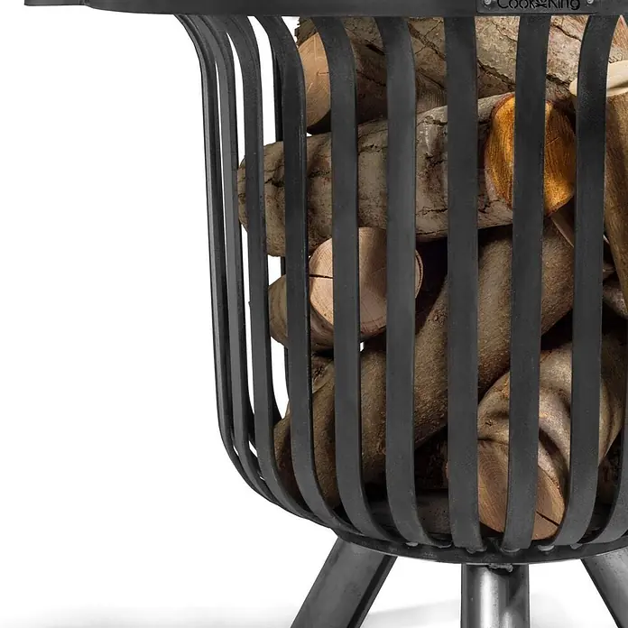 Bene on Fire Holzkohlegrill Tennessee - Schwarz - Schwarzer Metall-Holzkorb mit vertikalen Stäben, gefüllt mit gestapelten Holzscheiten.