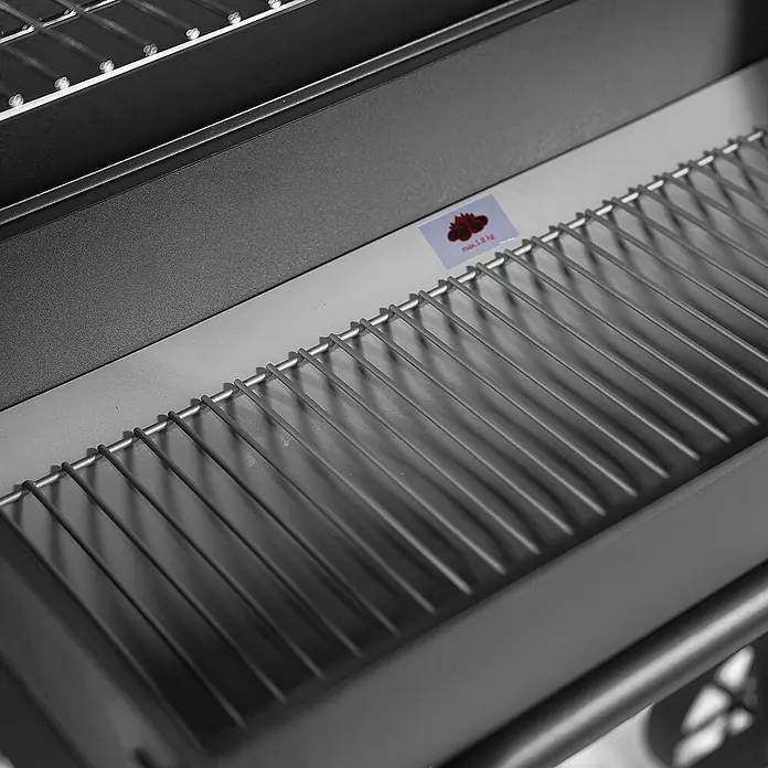 TAINO Smoker KAMAYO - Schwarz - Dunkelgrauer Grill mit glänzenden Metallrosten. Ein Aufkleber zeigt eine 'max 1,8 kg' Gewichtsbegrenzung an.