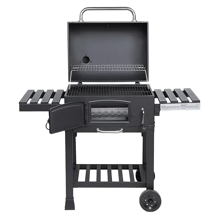 TAINO Holzkohlegrill HERO XL - Schwarz - Ein dunkelgrauer Holzkohlegrill mit Edelstahlgriff, Holzseitenablagen, Warmhalterost und Rollen. Verfügt über eine verstellbare Kohleschale und ein Sichtfenster.