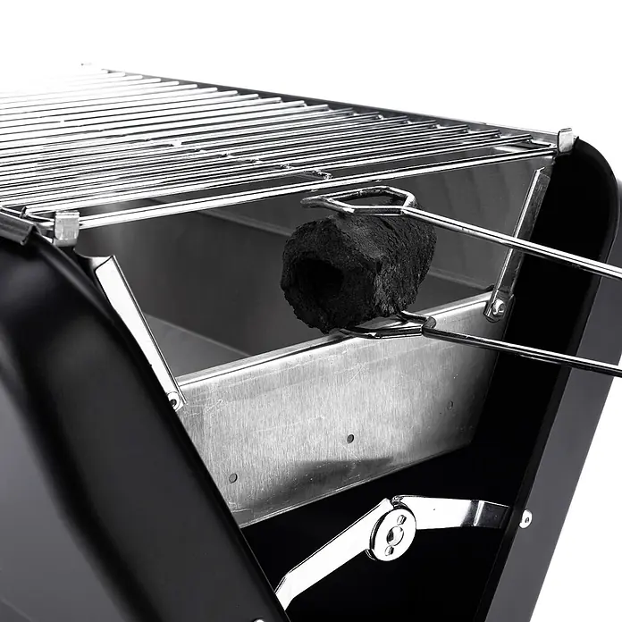 TAINO Holzkohlegrill MOX - Schwarz - Schwarzer tragbarer Holzkohlegrill mit Edelstahlwanne und verchromtem Rost, Zange hält Holzkohlebrikett.