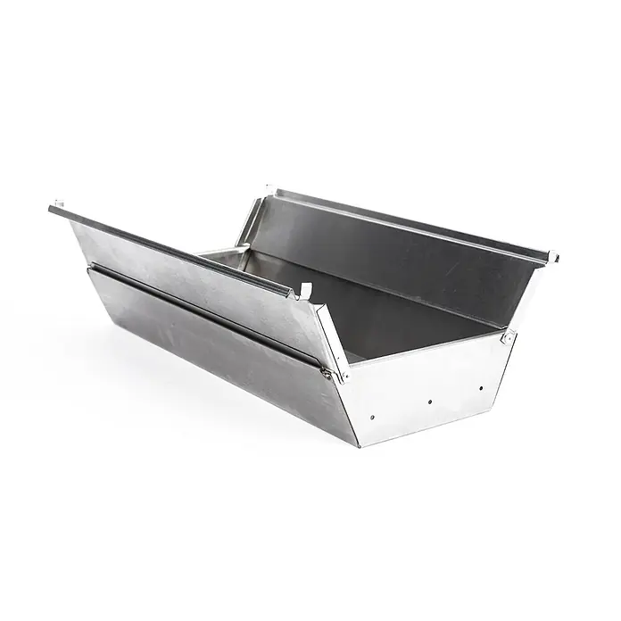 TAINO Holzkohlegrill MOX - Rot - Rechteckige Backform aus silbernem Metall mit verstellbarer Längsseite.