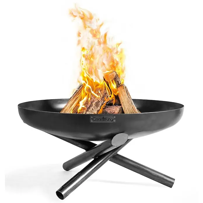 Bene on Fire Holzkohlegrill Idaho - Schwarz - Schwarze Metall-Feuerschale mit brennendem Holz auf einem kreuzförmigen Ständer.