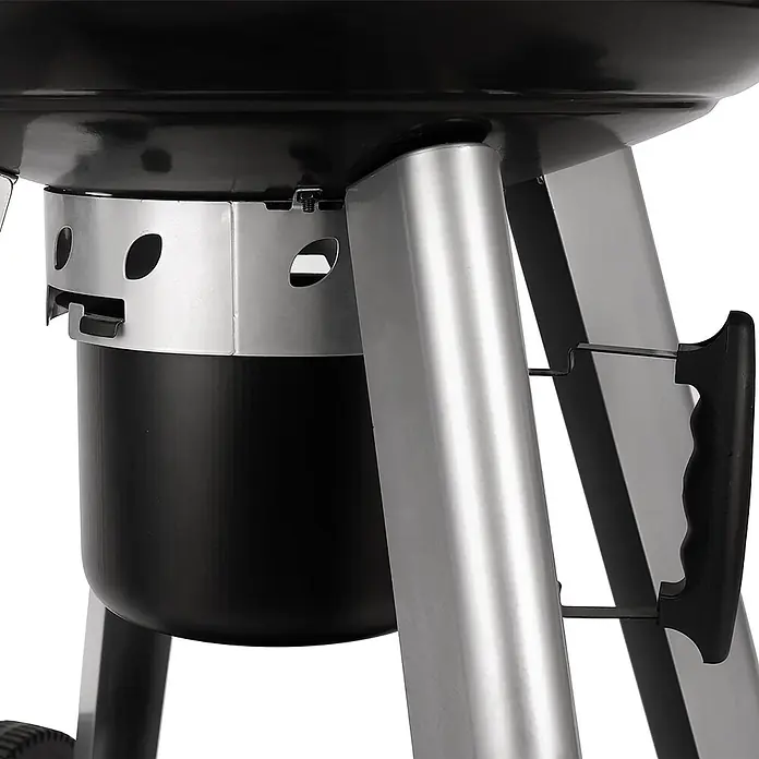 TAINO Holzkohlegrill NEO - Durchmesser Grillfläche: 54 cm, Schwarz - Detail eines schwarzen Holzkohlegrills mit silbernen Beinen und Belüftungsband, der einen schwarzen Aschefänger und einen seitlichen Griff zeigt.