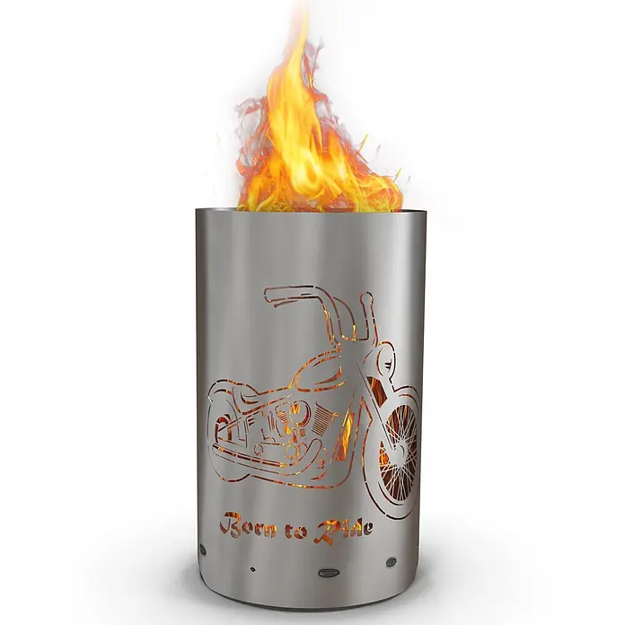 TiKo-Design Holzkohlegrill Feuertonne-Born to ride - Grau - Feuerstelle aus gebürstetem Metall mit lasergeschnittenem Motorradmotiv und 'Born to Ride'-Schriftzug, aus der helle Flammen aufsteigen.