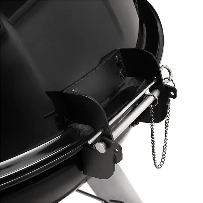 TAINO Holzkohlegrill NEO - Durchmesser Grillfläche: 54 cm, Schwarz - Schwarze Metall-Grilldeckelhalterung mit silbernen Stützstangen und einer Kette, an einem schwarzen Kugelgrill befestigt.