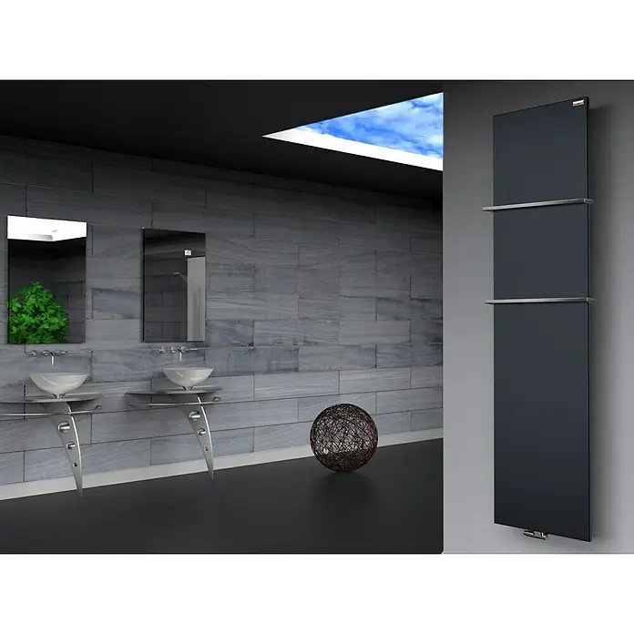 Szagato Designheizkörper Manhattan 3 - B x H: 470 x 1.800 mm, Wärmeleistung bei Vorlauftemperatur von 75 °C (D: 50): 1.118 W, Anthrazit, Mit 2 Handtuchhalter (15 mm) - Elegantes Bad mit modernem Designheizkörper in Schwarz mit zwei Ablageflächen, ideal für Handtücher.