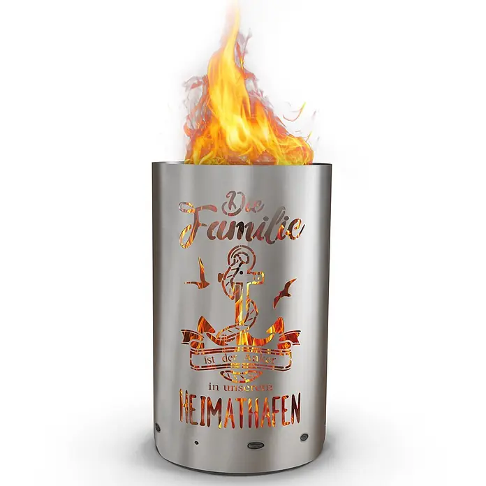 TiKo-Design Holzkohlegrill Feuertonne-Familie -  - Zylindrische Feuerstelle aus gebürstetem Metall mit Anker- und Textausschnitten, durch die Flammen sichtbar sind.