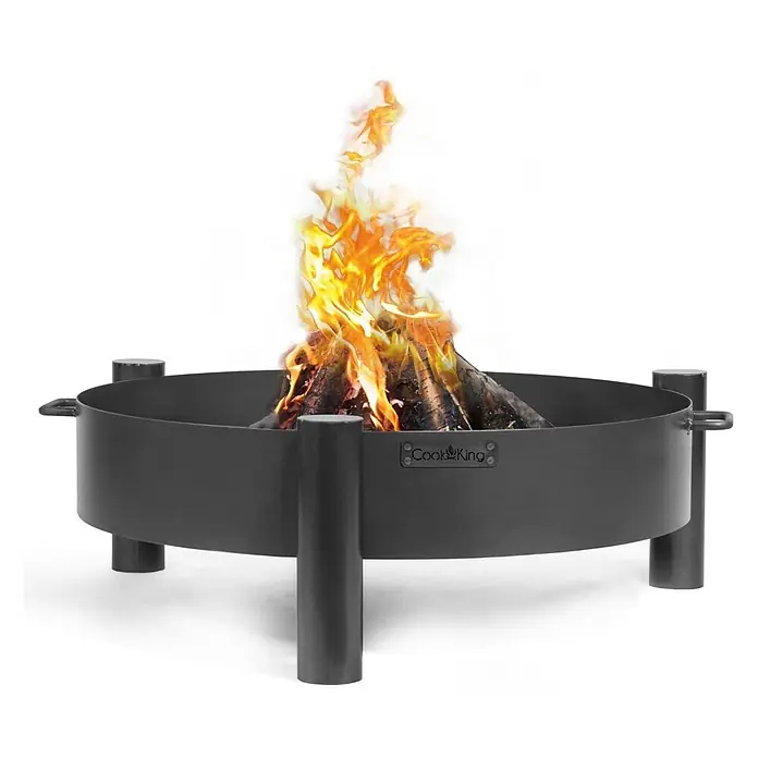 Bene on Fire Holzkohlegrill Minnesota - Schwarz - Runde, dunkelgraue Metall-Feuerschale mit Beinen, Griffen und 'Cook King'-Logo, mit brennendem Holz.