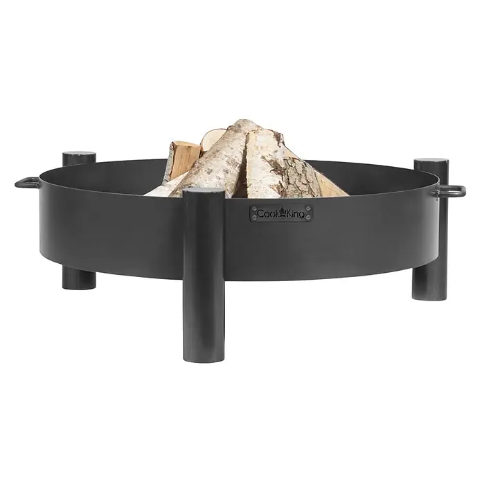 Bene on Fire Holzkohlegrill Minnesota - Schwarz - Schwarze zylindrische Metall-Feuerschale mit vier Beinen und zwei Griffen, gefüllt mit Holzscheiten. Mit 'Cook King'-Logo.