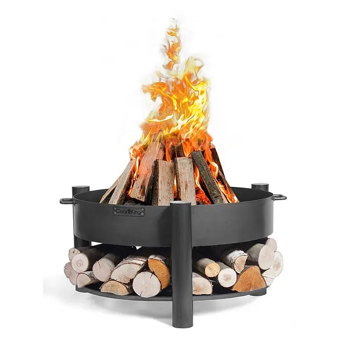 Bene on Fire Holzkohlegrill Washington - Schwarz - Schwarze Metall-Feuerschale mit brennendem Feuer und gelagerten Holzscheiten darunter.