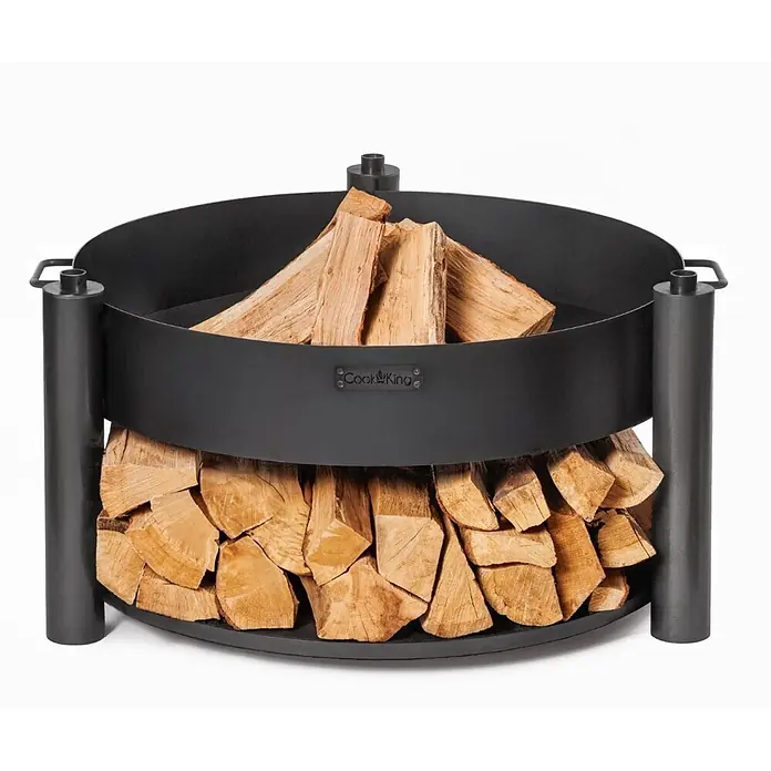 Bene on Fire Holzkohlegrill Washington mit Grillrost - Durchmesser Grillfläche: 60 cm, schwarz - Schwarze, runde Metall-Feuerstelle mit Cook&King-Logo, gefüllt mit Brennholz.