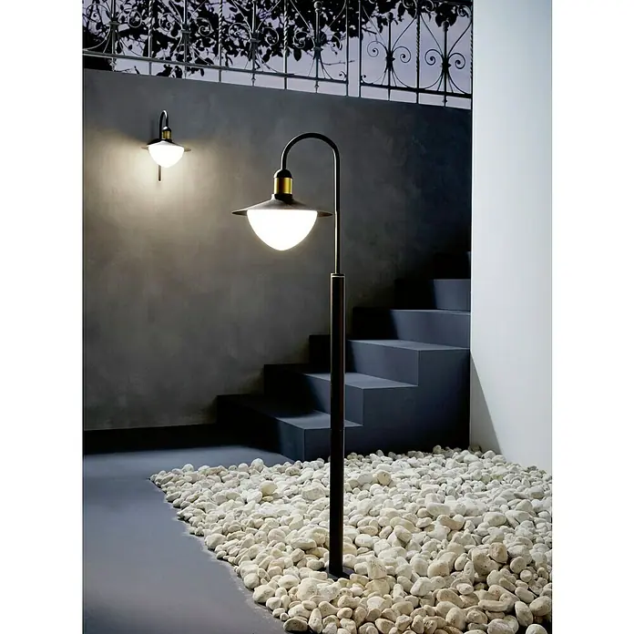 Eglo Lámpara de pie para exterior Sirmione - 60 W, Color del marco: Negro, 34 x 27 x 120 cm, Sin bombillas - Elegantes luces para exteriores: una lámpara de pie y un aplique con un diseño elegante y luz cálida que crean un ambiente exterior.