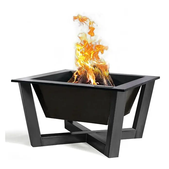 Bene on Fire Holzkohlegrill Nevada - Schwarz - Moderne, quadratische Feuerstelle aus dunklem Metall mit stabilem Standfuß und brennenden Holzscheiten.