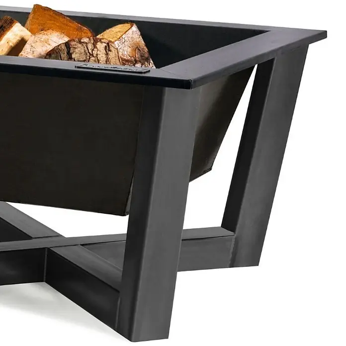 Bene on Fire Holzkohlegrill Nevada - Schwarz - Schwarze Metall-Feuerstelle mit Holzhalterung, gefüllt mit natürlichem Brennholz.