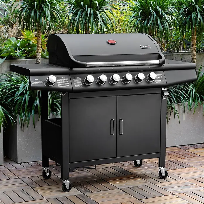 TAINO Gasgrill RED 6+1 -  - Robuster schwarzer Gasgrill mit sechs Brennern, Reglern, Seitenablagen und einem Schrank auf Rollen.
