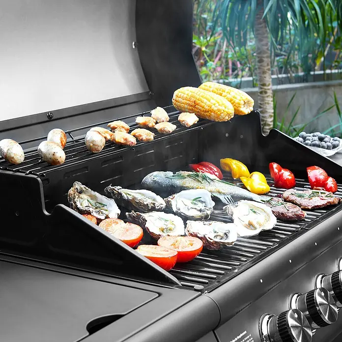 TAINO Gasgrill RED 6+1 -  - Schwarzer Gasgrill mit Fleisch, Meeresfrüchten und Gemüse im Freien.