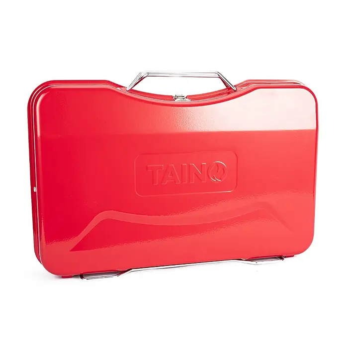 TAINO Holzkohlegrill MOX - Rot - Roter rechteckiger Transportkoffer mit silbernem Griff und Ständer, mit dem 'TAINQ'-Logo.