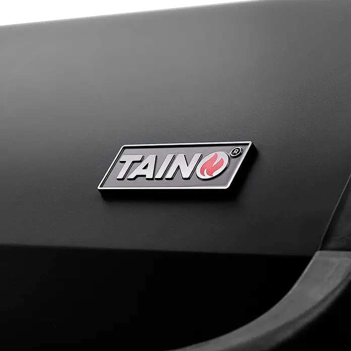 TAINO Gasgrill RED 4+1 - Anzahl Brenner: 4 Stk. - Silbernes 'TAINOS'-Logo mit rotem Flammensymbol auf mattschwarzem Grilldeckel.