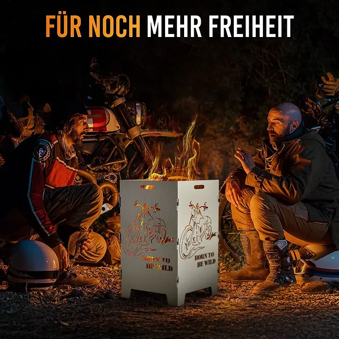 TiKo-Design Holzkohlegrill Feuerkorb-Born to be wild - Grau - Feuerstelle aus Metall mit Motorradmotiven und „Born to be Wild“-Schriftzug, an einem Lagerfeuer von zwei Männern genutzt.