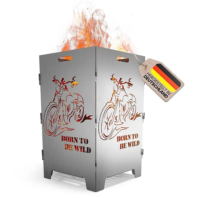 TiKo-Design Holzkohlegrill Feuerkorb-Born to be wild - Grau - Metall-Feuerschale mit Laser-Cut-Motorradmotiv, „Born to be Wild“-Schriftzug und „Made in Germany“-Anhänger, mit brennendem Feuer.