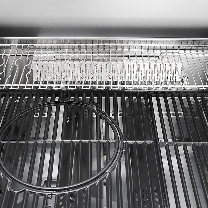 TAINO Gasgrill PLATINUM YAMARA 4+2 - Anzahl Brenner: 4 Stk. - Innenansicht eines Grills mit Edelstahl-Warmhalterost, Infrarotbrenner und Gusseisen-Grillrosten mit schwarzem Metallzubehör.