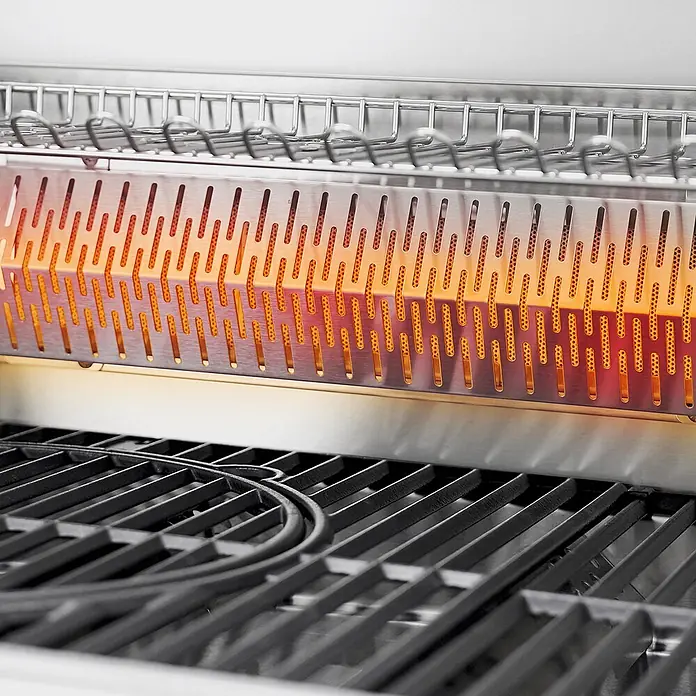 TAINO Gasgrill PLATINUM YAMARA 4+2 - Anzahl Brenner: 4 Stk. - Nahaufnahme des Grillinnenraums mit aktivem, orange-rot glühendem Infrarotbrenner und robusten schwarzen Grillrosten darunter.