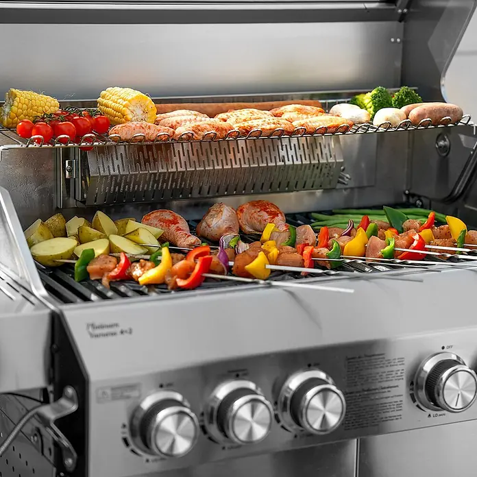 TAINO Gasgrill PLATINUM YAMARA 4+2 - Anzahl Brenner: 4 Stk. - Edelstahl-Gasgrill mit verschiedenen Speisen, die auf seinen Rosten garen.