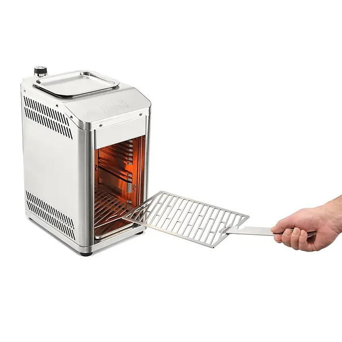 TAINO Gasgrill Design - 3,5 kW - Edelstahl-Vertikalgrill mit leuchtendem Innenraum. Eine Hand führt ein Grillrost ein.