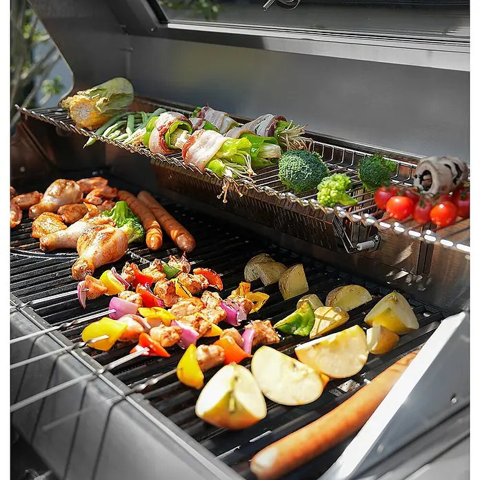 TAINO Gasgrill PLATINUM YAMARA 6+2 - Anzahl Brenner: 6 Stk. - Edelstahl-Gasgrill mit Hähnchen, Würstchen, Gemüse und Obstspießen auf dem Rost und Warmhalterost.