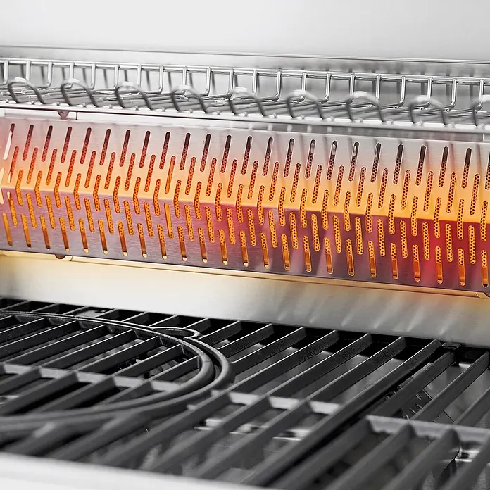 TAINO Gasgrill PLATINUM YAMARA 6+2 - Anzahl Brenner: 6 Stk. - Grillinnenraum aus Edelstahl mit glühendem Infrarotbrenner und dunklen Grillrosten.