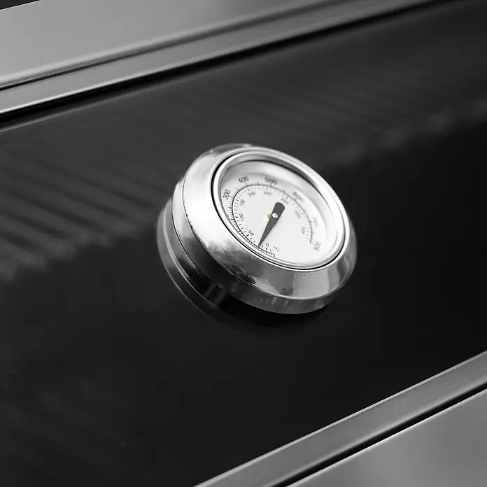 TAINO Gasgrill PLATINUM YAMARA 6+2 - Anzahl Brenner: 6 Stk. - Ein silbernes Metallthermometer, das in einem dunklen Grilldeckel eingebettet ist und Temperaturmarkierungen anzeigt.