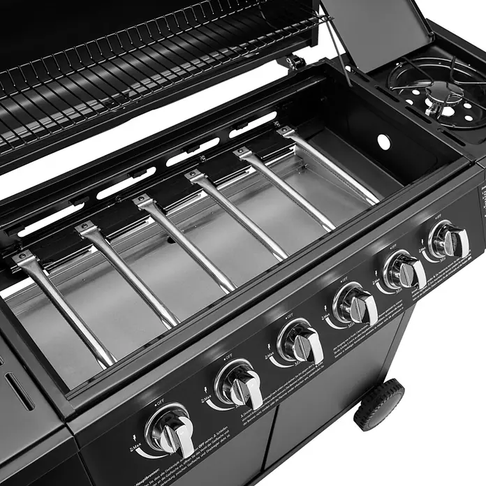 TAINO Gasgrill BASIC 6+1 - Anzahl Brenner: 6 Stk. - Schwarzer Gasgrill-Innenraum mit vier silbernen Hauptbrennern, Seitenbrenner und fünf Chrom-Bedienknöpfen.
