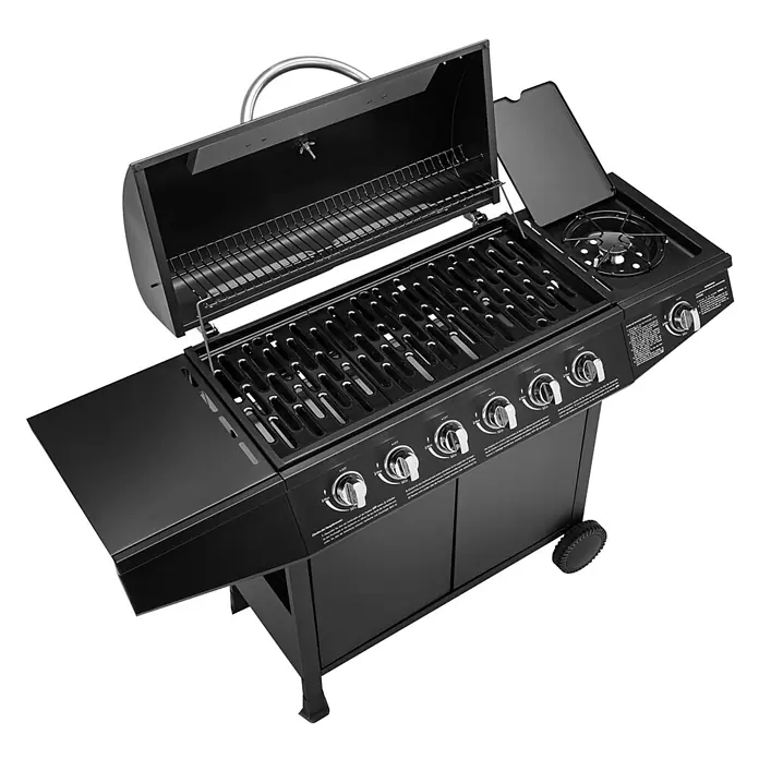 TAINO Gasgrill BASIC 6+1 - Anzahl Brenner: 6 Stk. - Schwarzer Gasgrill mit offenem Deckel, mehreren Brennern, Seitenbrenner, Bedienknöpfen und Seitenablagen auf Rollen.